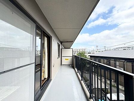 【Balcony】日当たりの良いバルコニーはお洗濯物がしっかり乾きやすく、毎日の家事にも重宝します。