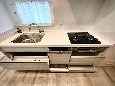 【kitchen】家事の時短に便利な食洗機付き。手洗い不要で毎日の負担を軽減します。