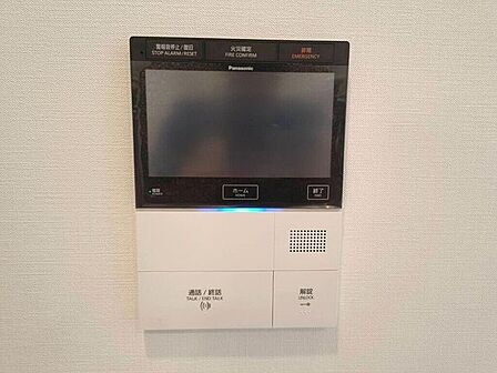 【Facilities】来訪者を確認できるモニター付きインターホンで、防犯面も安心です。