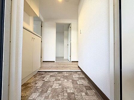 【Entrance】シューズボックス完備の玄関で、靴や小物もスッキリ収納できます。