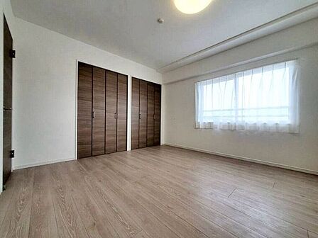 【Bedroom】主寝室や子ども部屋、在宅ワークにも使える洋室。暮らしに合わせて自由にレイアウトできます。