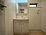 洗面：【Washroom】毎朝の準備がスムーズに。広めの洗面台と収納が使いやすい洗面所です。