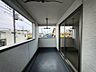 バルコニー：【Balcony】日当たりの良いバルコニーはお洗濯物がしっかり乾きやすく、毎日の家事にも重宝します。
