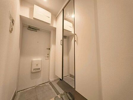 【Entrance】シューズボックス完備の玄関で、靴や小物もスッキリ収納できます。