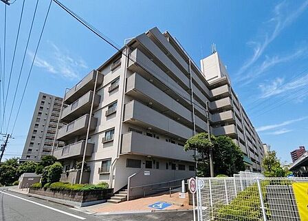 【Exterior】落ち着いた色合いの外観が街並みに馴染む、シンプルで親しみやすいマンションです。