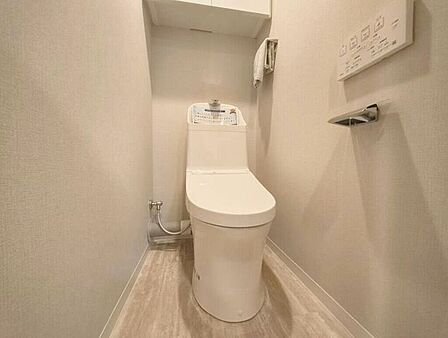 【Toilet】清潔感があり、落ち着いたデザインのトイレ。家族みんなが快適に使えます。