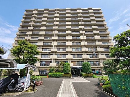 【Exterior】落ち着いた色合いの外観が街並みに馴染む、シンプルで親しみやすいマンションです。