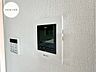 設備：【Facilities】来訪者を確認できるモニター付きインターホンで、防犯面も安心です。