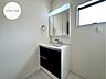 洗面：【Washroom】毎朝の準備がスムーズに。広めの洗面台と収納が使いやすい洗面所です。
