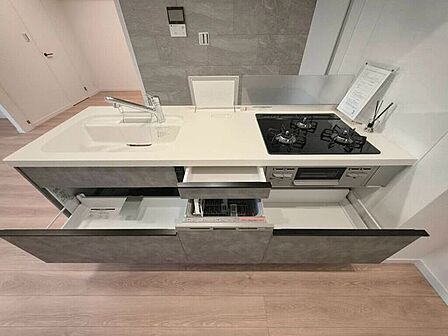 【kitchen】家事の時短に便利な食洗機付き。手洗い不要で毎日の負担を軽減します。