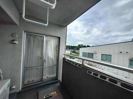 【Balcony】日当たりの良いバルコニーはお洗濯物がしっかり乾きやすく、毎日の家事にも重宝します。