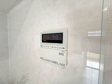【Facilities】お湯の温度調整がラクな給湯器リモコン付き。追い焚き操作も簡単です。