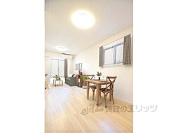 メゾン・レゾナンスI 102 1階1LDKのリビング/ダイニング