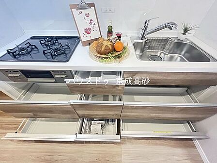 適材適所の収納付きです。