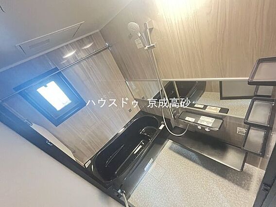 広い浴槽で足を...