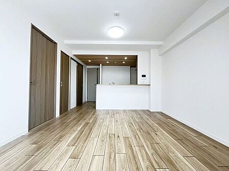 明るく開放的な空間が広がるリビングダイニング。室内には豊かな陽光が注ぎ込み、爽やかな住空間を演出。ホームパーティーでもゲストと一緒に料理を楽しみながら楽しい時間を過ごせそうですね。
