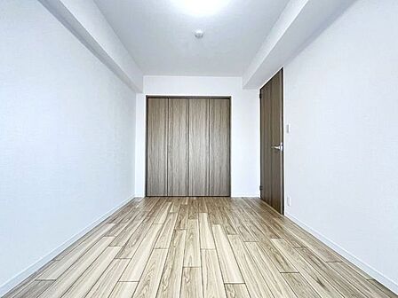 お子様の成長と共に「住まい方」も変化していきます。居室にはクローゼットを完備し、自由度の高い家具の配置が叶うシンプルな空間です。