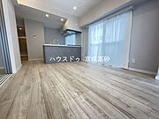 明るく開放的な空間が広がるリビングダイニング。室内には豊かな陽光が注ぎ込み、爽やかな住空間を演出。ホームパーティーでもゲストと一緒に料理を楽しみながら楽しい時間を過ごせそうですね。