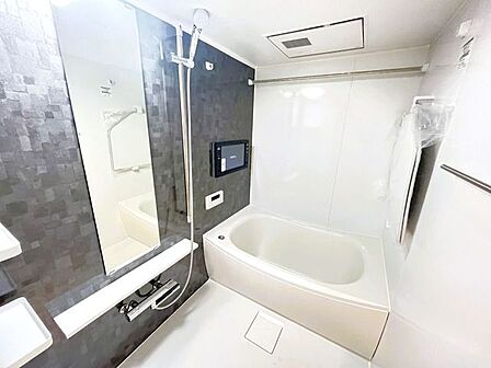 日々の疲れやストレスから心と身体を解放。上質な空間で優雅で快適なバスタイムを。換気機能もついており、お風呂掃除もしやすいですね♪足を延ばして入れ疲れをとれる広々とした浴槽です。