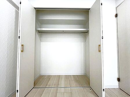 大型のクローゼットです!これだけの収納力があれば部屋もスッキリ保てますよ!