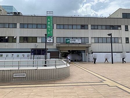 松戸駅 560m