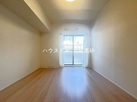 広々とした寝室。大き目のベッドも配置が可能です。部屋の一部にはアクセントクロスを採用しました。