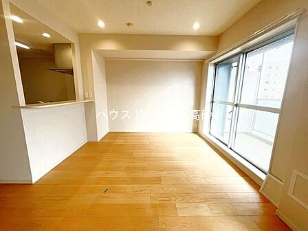 開放感とデザインの共存、我が家の室内を華やかに演出してくれる見事な空間です。時には家族の笑い声がこだまし、時にはゆったりと落ち着く時が流れ、どんな時間も包み込んでくれるような安心感があります。