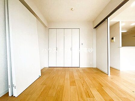 清潔感と心が落ち着くホワイトの壁紙。毎日の生活を少しでも快適に過ごして頂ける様、飽きのこない明るい雰囲気を大切にいたしました。