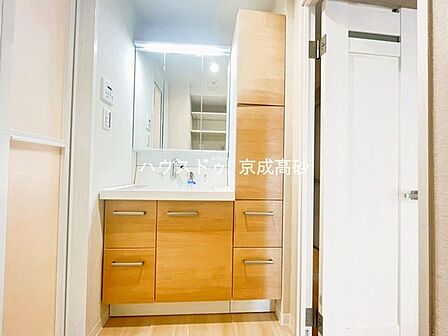 十分な大きさの洗面台は収納もさる事ながら、身だしなみチェックや歯磨きなど、朝の慌ただしい時間でもゆとりあるスペースで余裕を感じていただけます。