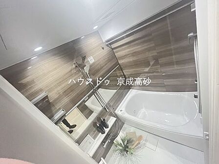 日々の疲れやストレスから心と身体を解放。上質な空間で優雅で快適なバスタイムを。換気機能もついており、お風呂掃除もしやすいですね♪足を延ばして入れ疲れをとれる広々とした浴槽です。
