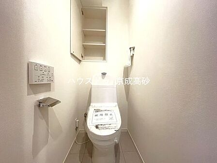 洗浄付き便座が魅力的なトイレです♪毎日使用する場所だからこそ、いつも清潔な空間であって頂けるよう配慮しました。窓で換気はばっちり、デザインもシンプルで清潔感が漂います。