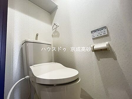 お掃除しやすい素材と機能にこだわったトイレはいつまでもキレイが続きます。少ない水量で洗浄できる、環境にもお財布にもやさしいエコなトイレです。