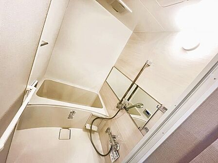 広い浴槽で足を伸ばせば1日の疲れも癒されます。落ち着いた雰囲気で、毎日のバスタイムが楽しみになりそうです。
