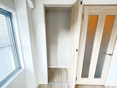 適材適所の収納付きです。