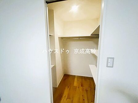 人気のウォークインクローゼットが備え付けられております♪収納が広々としているとインテリアや家具のレイアウトにもこだわることができますね。全居室収納付きで機能性にも優れた住宅です☆