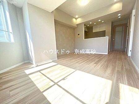 広々としたLDKは、家具のレイアウトも自由自在なので、ご家族の理想のスペースが作り上げられます。素敵なインテリアに囲まれた、自分好みの空間を。