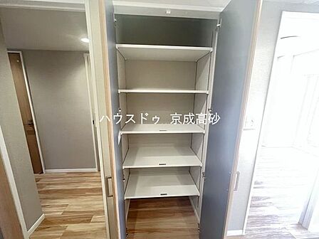 適材適所の収納付きです。