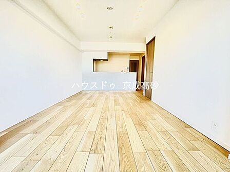 明るく開放的な空間が広がるリビングダイニング。室内には豊かな陽光が注ぎ込み、爽やかな住空間を演出。ホームパーティーでもゲストと一緒に料理を楽しみながら楽しい時間を過ごせそうですね。