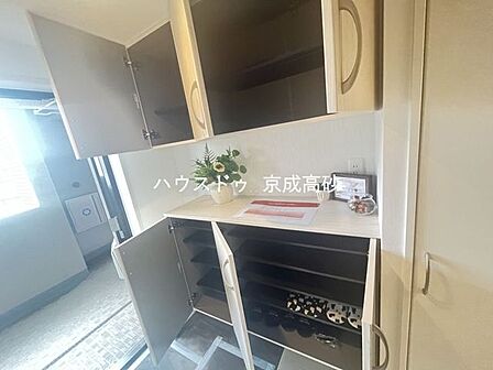 物入が玄関にあり、靴以外の収納も沢山できます。いつでも玄関をスッキリと片付けられ、身支度を簡単に済ませるにも最適です。