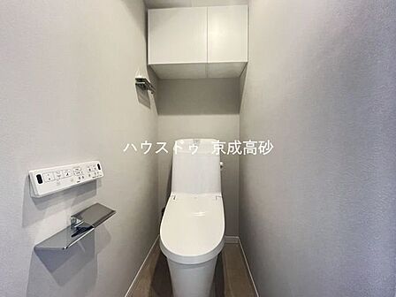 洗浄付き便座が魅力的なトイレです♪毎日使用する場所だからこそ、いつも清潔な空間であって頂けるよう配慮しました。窓で換気はばっちり、デザインもシンプルで清潔感が漂います。