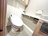 トイレ：お掃除しやすい素材と機能にこだわったトイレはいつまでもキレイが続きます。少ない水量で洗浄できる、環境にもお財布にもやさしいエコなトイレです。