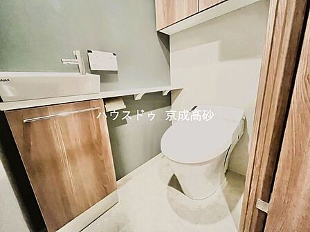 お掃除しやすい素材と機能にこだわったトイレはいつまでもキレイが続きます。少ない水量で洗浄できる、環境にもお財布にもやさしいエコなトイレです。