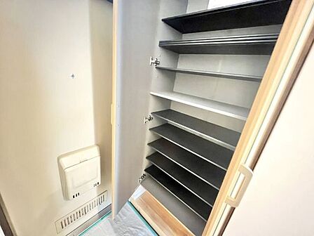 大型の下駄箱収納でお気に入りの靴もたっぷり収納できますね!