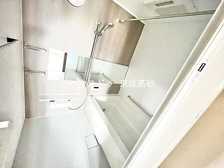 広い浴槽で足を伸ばせば1日の疲れも癒されます。落ち着いた雰囲気で、毎日のバスタイムが楽しみになりそうです。