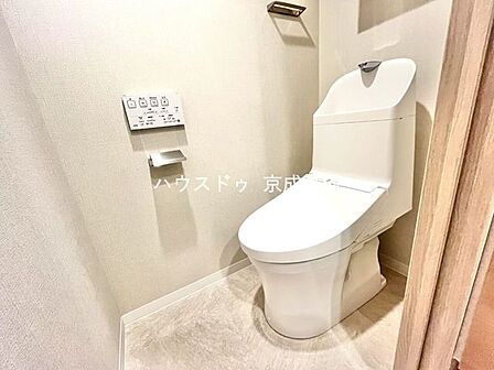 洗浄付き便座が魅力的なトイレです♪毎日使用する場所だからこそ、いつも清潔な空間であって頂けるよう配慮しました。窓で換気はばっちり、デザインもシンプルで清潔感が漂います