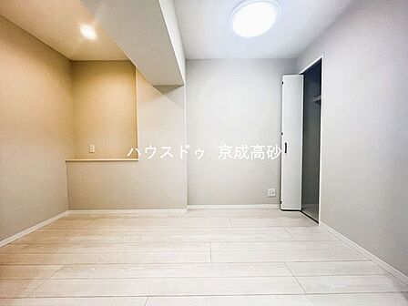 お子様の成長と共に「住まい方」も変化していきます。居室にはクローゼットを完備し、自由度の高い家具の配置が叶うシンプルな空間です。