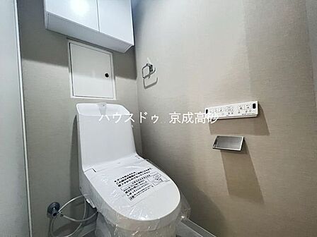 お掃除しやすい素材と機能にこだわったトイレはいつまでもキレイが続きます。少ない水量で洗浄できる、環境にもお財布にもやさしいエコなトイレです。