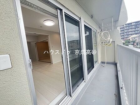 暖かい陽ざしが差込むバルコニー。晴れた日には洗濯物が良く乾きます。風通しも良好です。