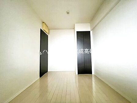 毎日の疲れを癒す主寝室。リラックスできる時間をお過ごしください。