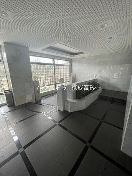 上品で清潔感があるエントランスは住人やゲストを迎え入れ、そして送り出す場にふさわしい上質な空間です。プライベート感が高まるシックな装いのエントランス。